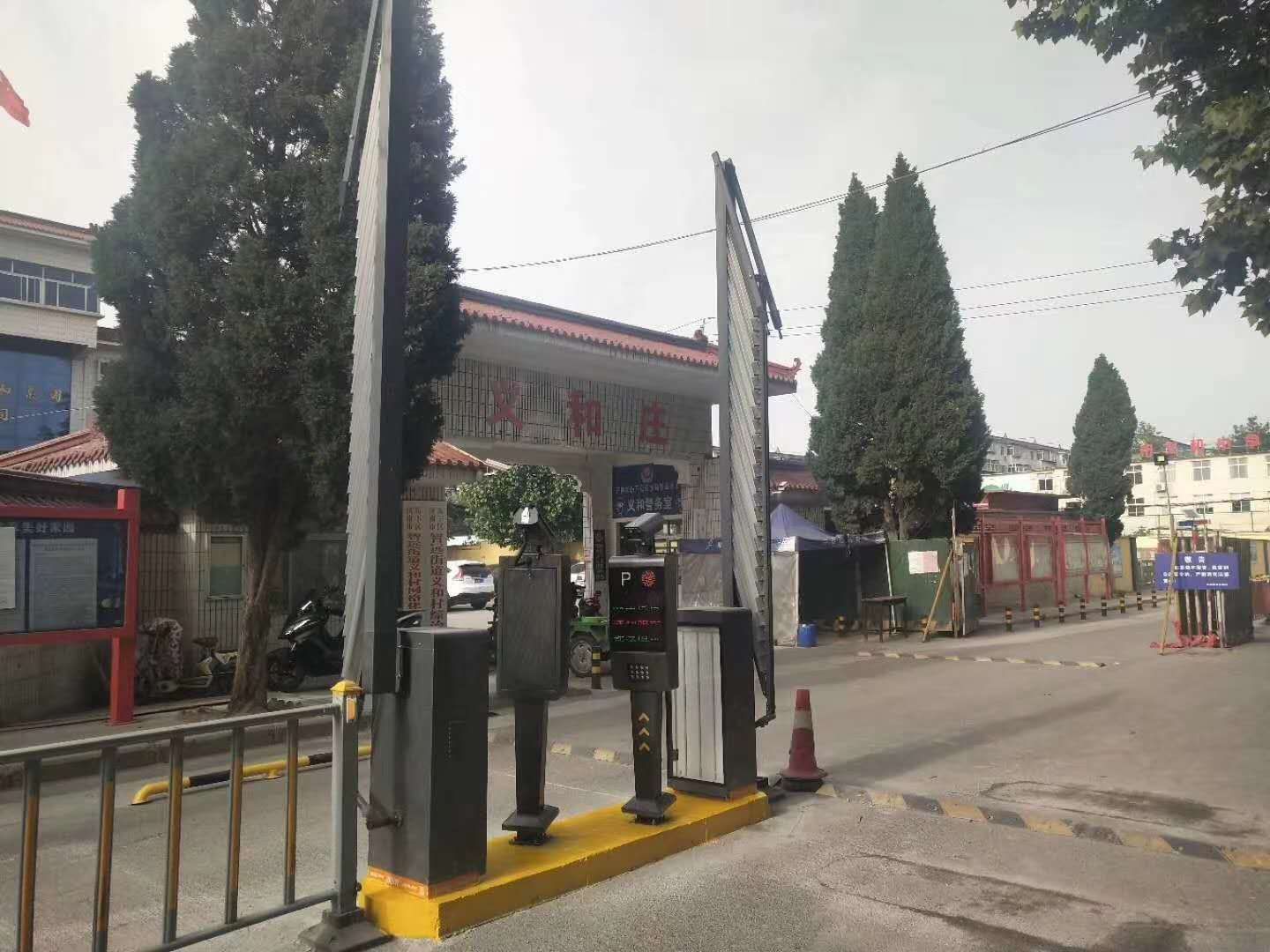 济南某小区广告道闸案例