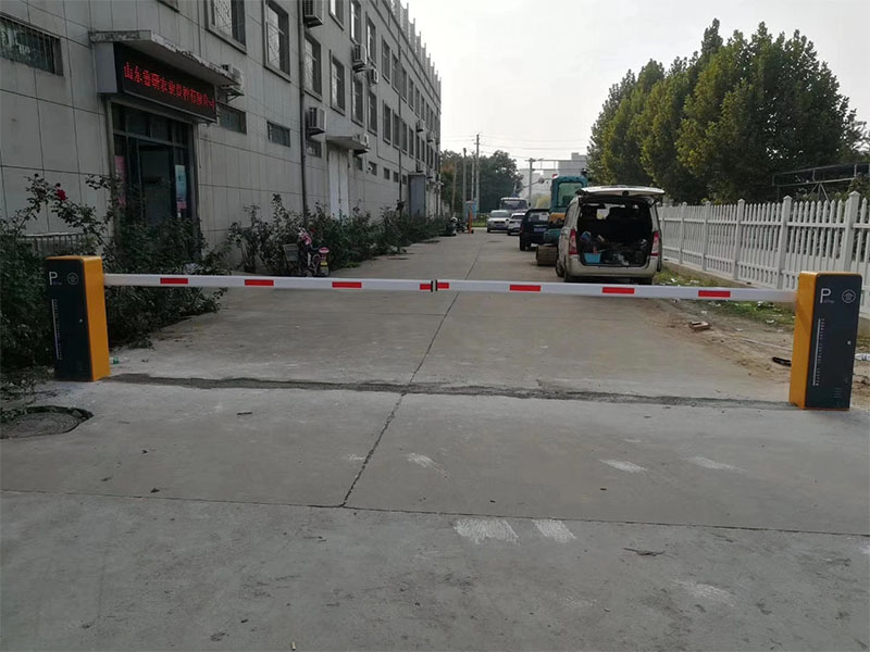 济南某小区A1X桔黄圆杆道闸安装案例