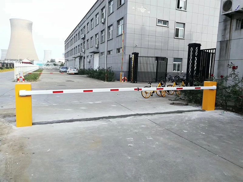 大型企业折臂杆道闸安装案例